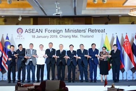 Les participants de la conférence restreinte des ministres des Affaires étrangères de l’ASEAN à Chiang Mai, en Thaïlande. Photo : VNA