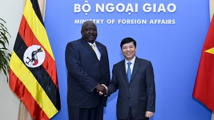Le vice-ministre vietnamien des Affaires étrangères Nguyên Quôc Cuong (à droite) et le secrétaire d’État aux Affaires étrangères de l’Ouganda, Oryem Henri Okello. Photo : baoquocte