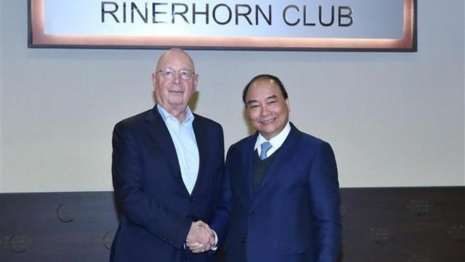Le PM vietnamien Nguyên Xuân Phuc (à droite) et le professeur Klaus Schwab, président et fondateur du WEF. Photo : VNA.