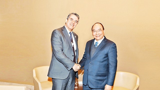 Le Premier ministre vietnamien Nguyên Xuân Phuc (à droite) et le directeur général de l’OMC, Roberto Azevedo. 