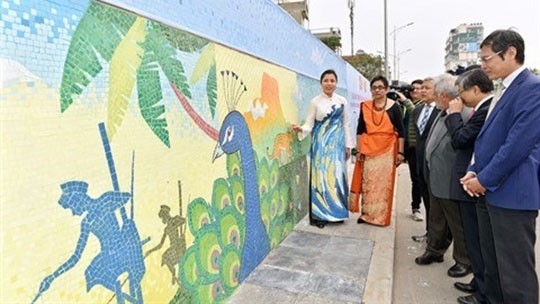 L’artiste Nguyên Thu Thuy (1er à gauche) présente aux visiteurs la fresque en céramique du Sri Lanka inaugurée le 22 janvier à Hanoï. Photo : CVN