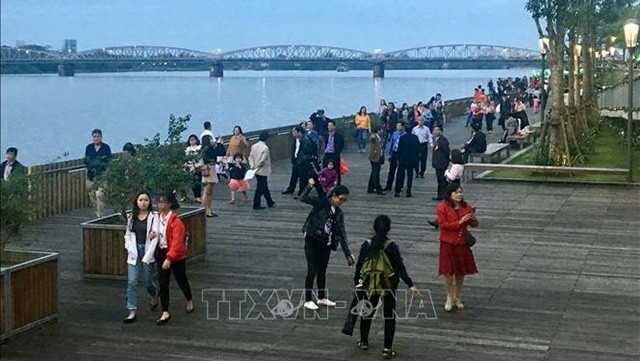 Le pont piéton sur la rivière des Parfums. Photo : VNA