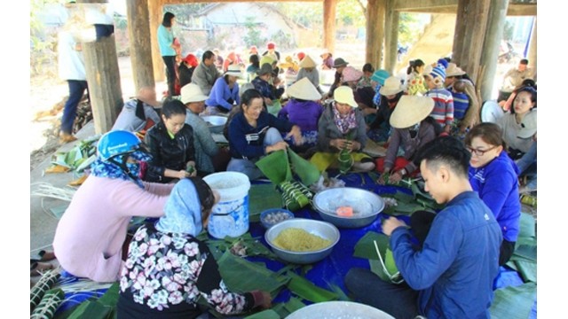 Les habitants du village Plei Reh hai-i (quartier de Lê Loi, ville de Kon Tum) préparent les « banh chung » dans la maison « rông » du village. Photo: VOV