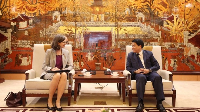 Le président du Comité populaire de Hanoi, Nguyên Duc Chung (à droite), et l’ambassadrice canadienne au Vietnam, Deborah Anne Paul. Photo : HNM.