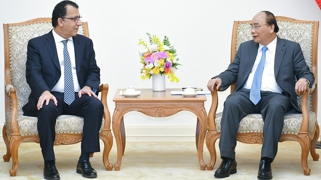 Le PM vietnamien, Nguyên Xuân Phuc (à droite), et l'ambassadeur du Chili au Vietnam, Jaime Chomali Garib. Photo : VGP.