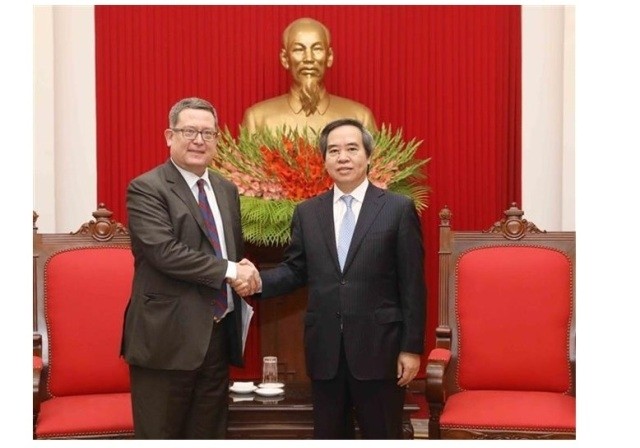 Nguyên Van Binh, chef de la Commission économique du Comité central du Parti (à droite) et Karl Ehlers, représentant américain du commerce pour le Bureau de l'Asie du Sud-Est et du Pacifique à Hanoi. Photo : VNA.