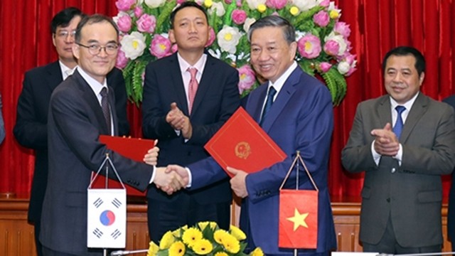 Le ministre vietnamien de la Sécurité publique, Tô Lâm, et le procureur général sud-coréen, Moon Moo-il, ont signé un mémorandum de coopération bilatérale sur la prévention et la lutte contre la criminalité transnationale. Photo : cand.com.vn.