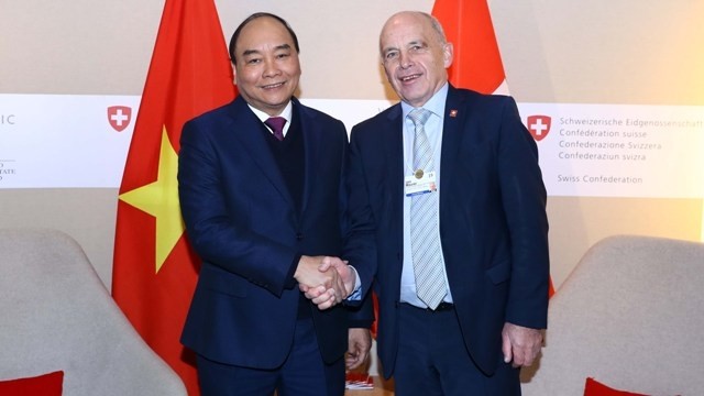Le Premier ministre Nguyên Xuân Phuc (à gauche) rencontre le président suisse Ueli Maurer. Photo : VNA