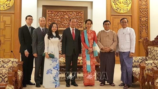 Rencontre entre le vice-ministre vietnamien des Affaires étrangères, Nguyên Quôc Dung (4e à gauche), et la conseillère d’État du Myanmar, Aung San Suu Kyi (3e à droite). Photo : VNA. 