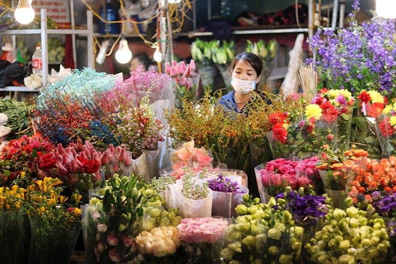 Pendant le Nouvel An et le Têt traditionnel du Cochon 2019, les étals du marché aux fleurs de Quang An (arrondissement de Tây Hô, ville de Hanoi) sont toujours pleins de fleurs traditionnelles telles que des glaïeuls, des lys, des chrysanthèmes, des fleurs de pêchers, etc. Photos : Nhât Quang/NDEL.