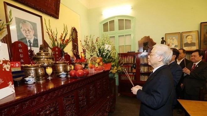 Le Secrétaire général du PCV et Président de la République Nguyên Phu Trong offre de l'encens à feu le secrétaire général Lê Duân le 2 février. Photo : VNA