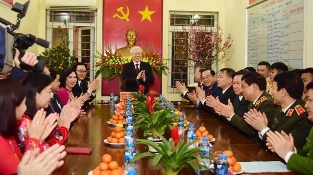 Le Secrétaire général du Parti communiste du Vietnam et Président de la République Nguyên Phu Trong a rendu visite à des officiers de police. Photo : NDEL.