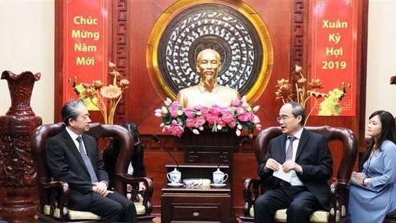 Le secrétaire du Comité du Parti pour Hô Chi Minh-Ville, Nguyên Thiên Nhân (à droite), et le nouvel ambassadeur de Chine au Vietnam, Xiong Bo, le 31 janvier à Hô Chi Minh-Ville. Photo : VNA.