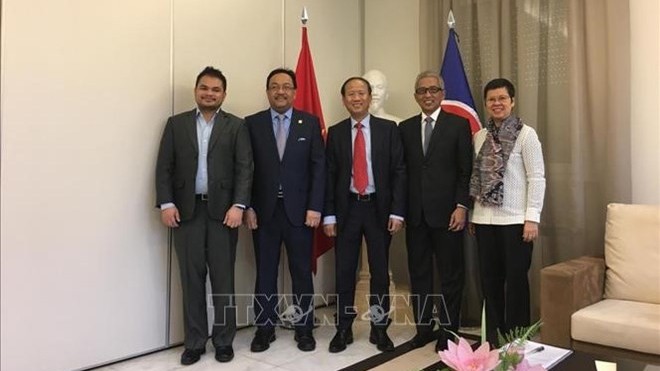 Les représentants des cinq pays membres du Comité de l’ASEAN à Madrid lors de la réunion. Photo : VNA