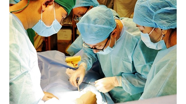 Les médecins vietnamiens de l'Hôpital de campagne de niveau 2 No.1 réalisent leur premier cas d'opération au Soudan du Sud. Photo : NDEL