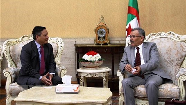 Le vice-président du Parlement algérien, Terbeche Abderazak (à droite), et l’Ambassadeur vietnamien en Algérie, Pham Quoc Tru. Photo : VNA