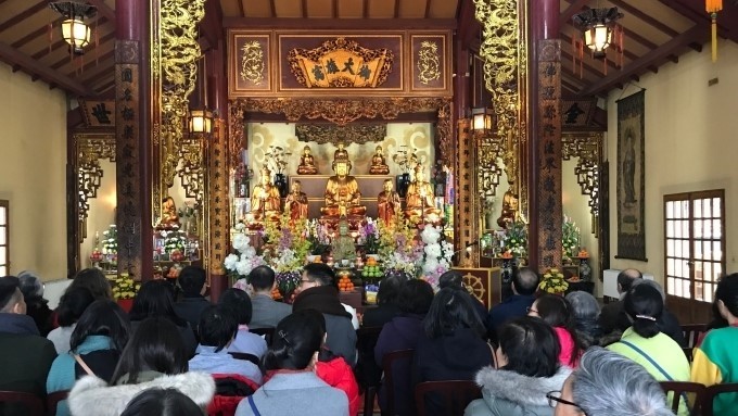 De nombreux Vietnamiens en France sont présents à la pagode Truc Lâm (à Villebon-sur-Yvette, en banlieue de Paris) pour rendre le culte à Bouddha lors du premier jour du Nouvel an lunaire. Photo : Dinh Tuân/NDEL.
