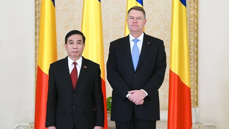 L’ambassadeur Dang Trân Phong (à gauche) et le Président roumain Klaus Werner Iohanis. Photo: BQT.