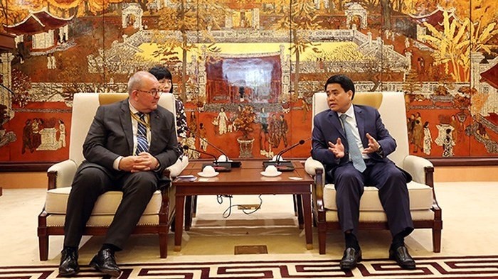 Le président du Comité populaire de Hanoi Nguyên Duc Chung (à droite) et l’ambassadeur belge au Vietnam Paul Jansen. Photo : ANTD.