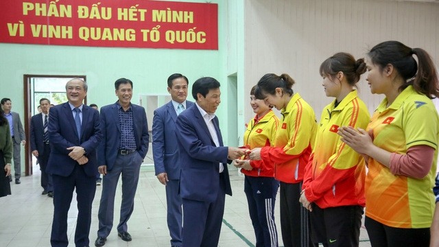 Le ministre vietnamien Nguyên Ngoc Thiên, à la rencontre avec des athlètes et des entraîneurs du Centre national d'entraînement sportif, le 12 février à Hanoi. Photo : toquoc.