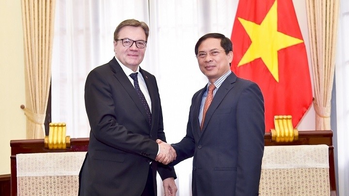 Le vice-ministre permanent vietnamien des AE, Bùi Thanh Son (à droite), et le gouverneur du Land autrichien du Tyrol, Gunther Platter. Photo: baoquocte.