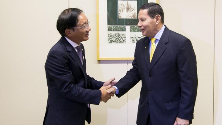L’ambassadeur du Vietnam au Brésil, Dô Ba Khoa, rencontre le Vice-Président du Brésil Hamilton Mourão. Photo : baoquocte
