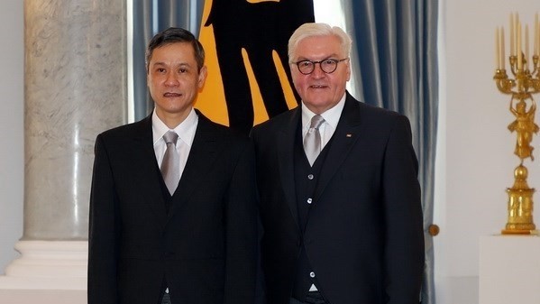 Le nouvel ambassadeur vietnamien en Allemagne Nguyên Minh Vu (à gauche) et le Président allemand Franz-Walter Steinmeier. Photo : VNA.