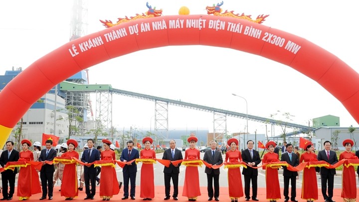 Le Premier ministre Nguyên Xuân Phuc coupe le ruban d'inauguration de la Centrale thermique de Thai Binh. Photo : Trân Hai/NDEL