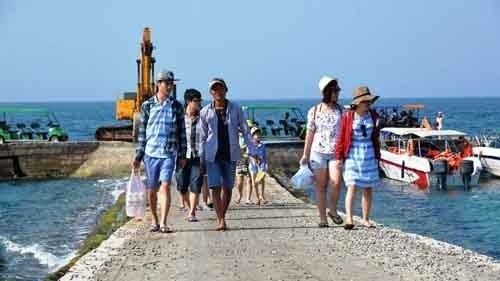 Des touristes sur l'île de Ly Son, province centrale de Quang Ngai.