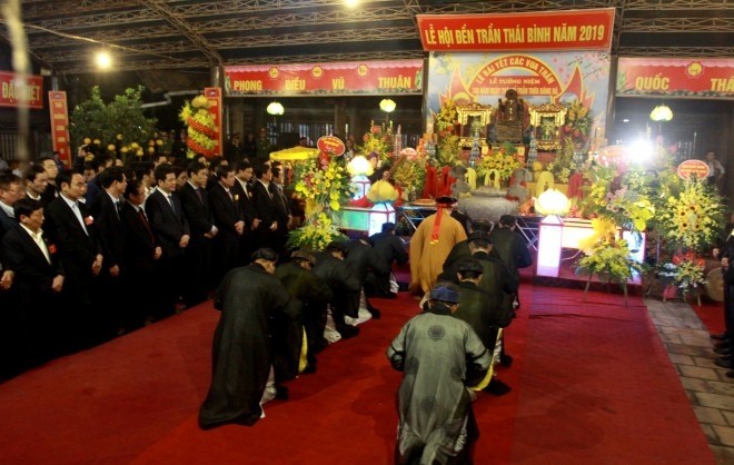 La cérémonie d'offrande d'encens aux Rois Trân. Photo : VNA.