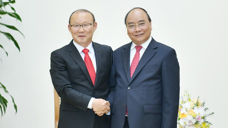 Le PM Nguyên Xuân Phuc (à droite) et l'entraîneur sud-coréen Park Hang-seo, le 20 février à Hanoi. Photo : VGP.