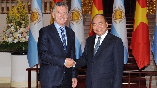 Le PM vietnamien Nguyên Xuân Phuc (à droite) et le Président argentin Mauricio Macri, le 20 février à Hanoi. Photo : Trân Hai/NDEL.