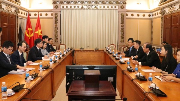 Lors de la rencontre entre Pham Duc Hai, vice-président du Conseil populaire de Hô Chi Minh-Ville et Lee Dae Hoon, président de la banque sud-coréenne NongHuyp . Photo: voh.com.vn
