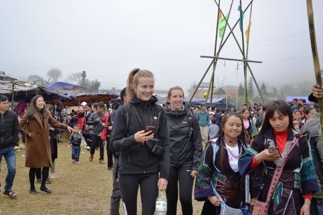 Les visiteurs étrangers à la Fête « Roong Pooc » à Sa Pa: Photo : NDEL