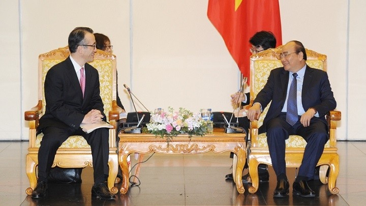 Le PM vietnamien Nguyên Xuân Phuc (à droite) et le directeur général de la banque japonaise MUFG, Kanetsugu Mike, le 22 février à Hanoi. Photo : Trân Hai/NDEL.