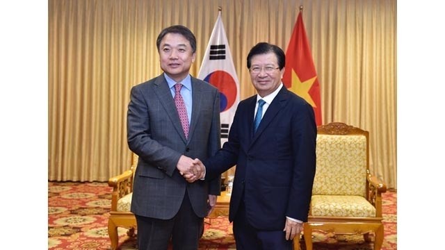 Le Vice-Premier ministre Trinh Dinh Dung (à droite) et le vice-président du groupe sud-coréen Hyundai, Jin-Haeng Chung. Photo : VNA