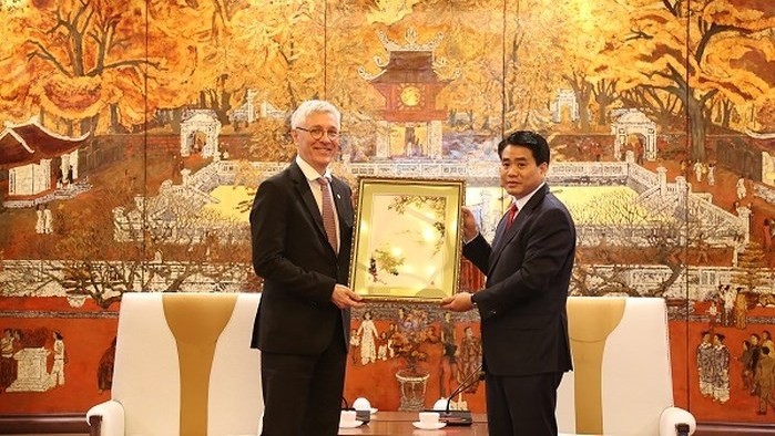 Le président du Comité populaire municipal Nguyen Duc Chung (à droite) et le maire adjoint de Toulouse, Jean-Claude Dardelet. Photo: anninhthudo.vn