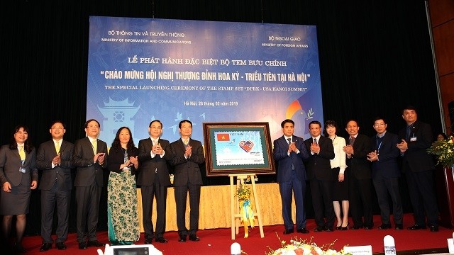 Cérémonie de publication d'une collection de timbres pour saluer le Sommet RPDC - États-Unis, le 26 février à Hanoi. Photo : VGP. 