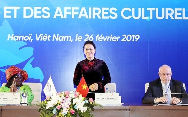 La Présidente de l’AN vietnamienne, Nguyên Thi Kim Ngân (debout), lors de l’ouverture des réunions du Réseau des femmes parlementaires et de la Commission de l’éducation, de la communication et des affaires culturelles de l’APF, le 26 février à Hanoi. Photo : VNA.
