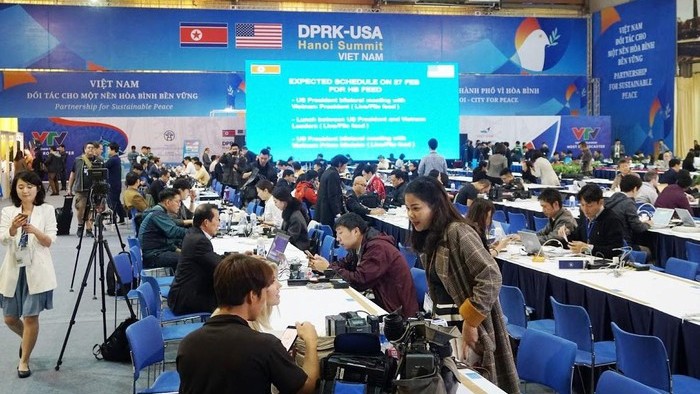 Des journalistes étrangers au Centre de presse international pour le deuxième Sommet RPDC - États-Unis. Photo : QDND.