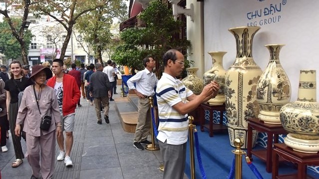 L'espace d’exposition des produits céramiques de Chu Dâu attire l'attention de nombreux visiteurs. Photo : NDEL.