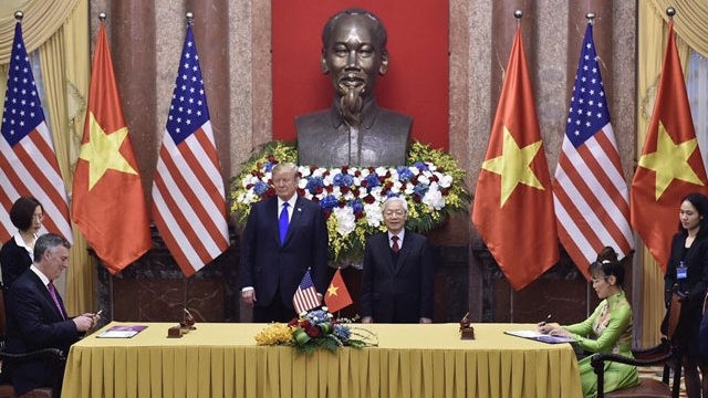 VietJet Air et Boeing signent leur accord d'achat des avions, en présence du Secrétaire général du PCV et Président vietnamien Nguyên Phu Trong et du Président américain Donald Trump. Photo : VNA.