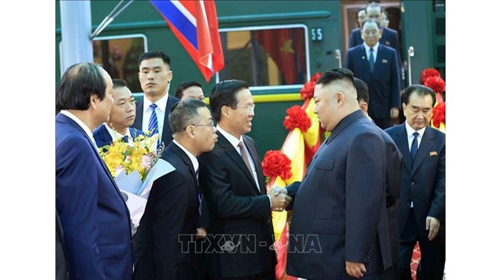 Le membre du Bureau politique, secrétaire du Comité central du PCV et chef de la Commission centrale de la Propagande et de l’Éducation du PCV, Vo Van Thuong, acceuille le Président de la RPDC, Kim Jong-un, à la gare de Dông Dang. Photo : VNA.