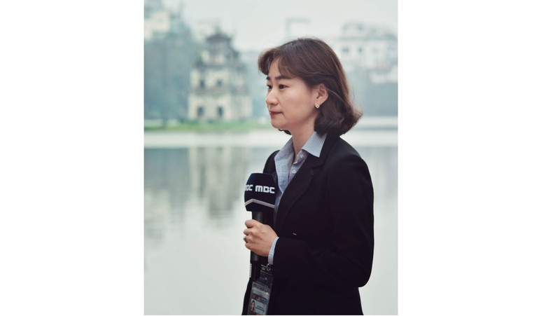 Une journaliste de la chaîne de télévision sud-coréenne MBC News au bord du lac de Hoan Kiem. Photo : Minh Duy/NDEL.