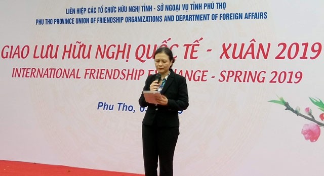 La présidente de l’UOAV prend la parole lors de l’événement le 3 mars à Phu Tho. Photo : Linh Hoàng/NDEL.