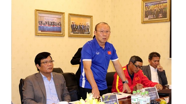 L’entraîneur Park Hang-seo (debout) prend la parole lors de la séance de travail avec le ministre de la Culture, des Sports et du Tourisme, Nguyên Ngoc Thiên, tenue le 5 mars à Hanoi. Photo : VGP.