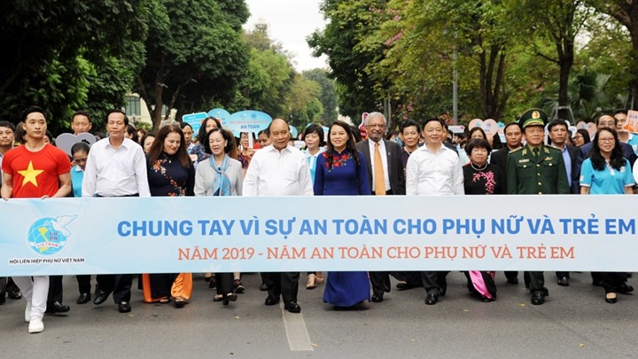 Le Premier ministre Nguyên Xuân Phuc à la  cérémonie de lancement de « l’Année de la sécurité des femmes et des enfants ». Photo : Trân Hai/NDEL