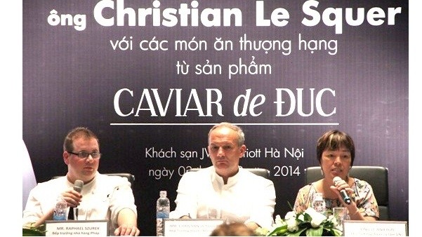 Christian Le Squer (centre) lors de la conférence de presse,le 3 août, à Hanoi. Photo: VNA.