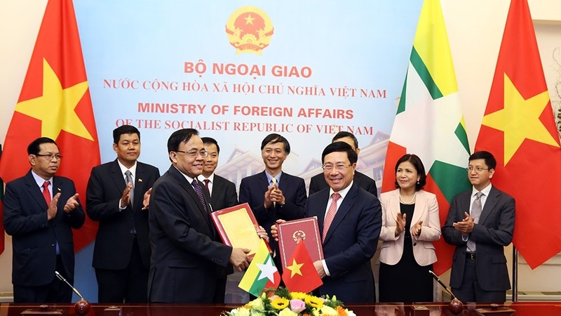 Cérémonie de signature du protocole d'accord lors de la 9e réunion du Comité mixte sur la coopération bilatérale Vietnam - Myanmar, le 12 mars à Hanoi. Photo : VGP.