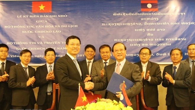 Signature d'un accord de coopération entre le Ministère vietnamien de l'Information et de la Communication et celui laotien de l'Information, de la Culture et du Tourisme, le 11 mars à Vientiane. Photo : VNA.